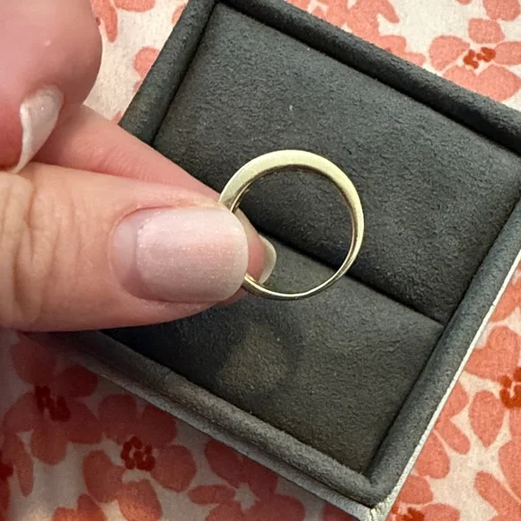 Elegant Gold Band with Diamonds - Picture 4 of 5